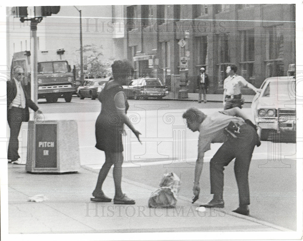 1977 Press Photo purse snatch victim shoots assailants - Historic Images