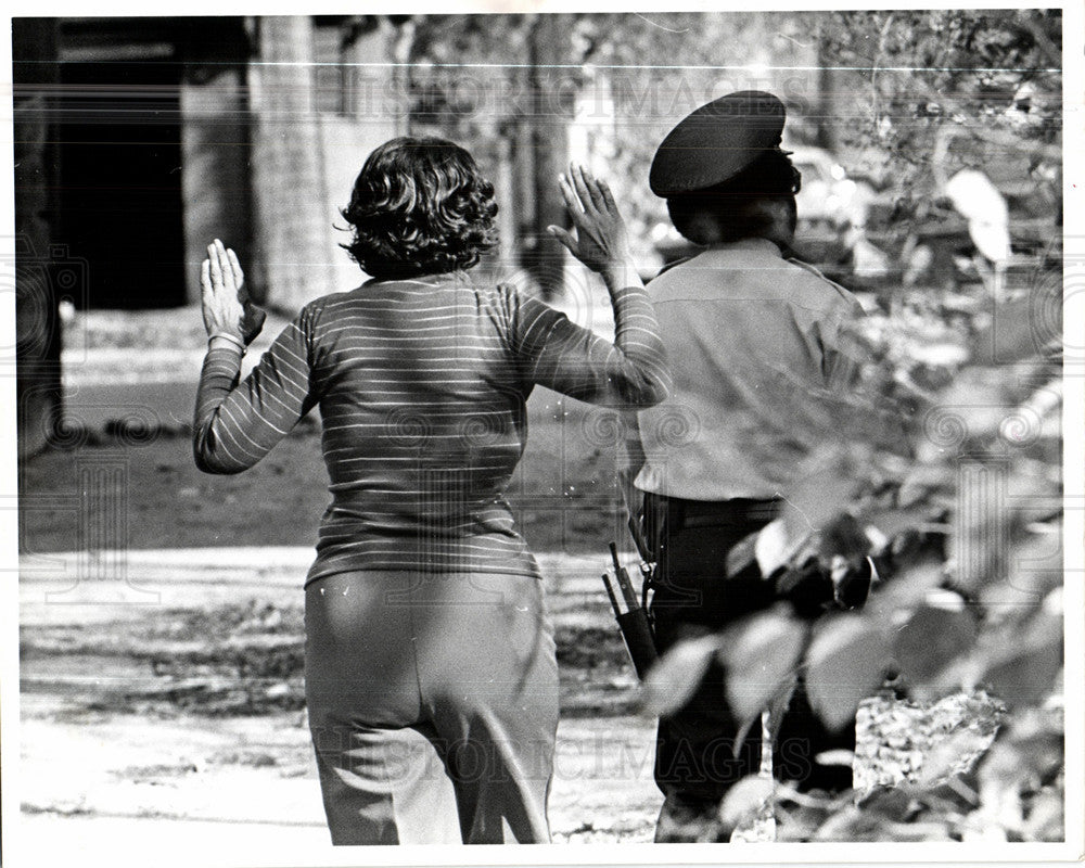 1977 Press Photo Police action - Historic Images