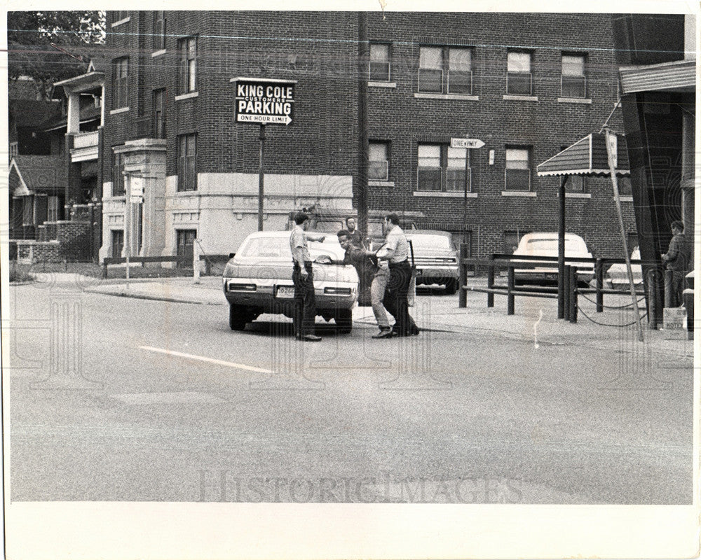 1971 Press Photo Detroit Police Nab Would-Be Robbers - Historic Images