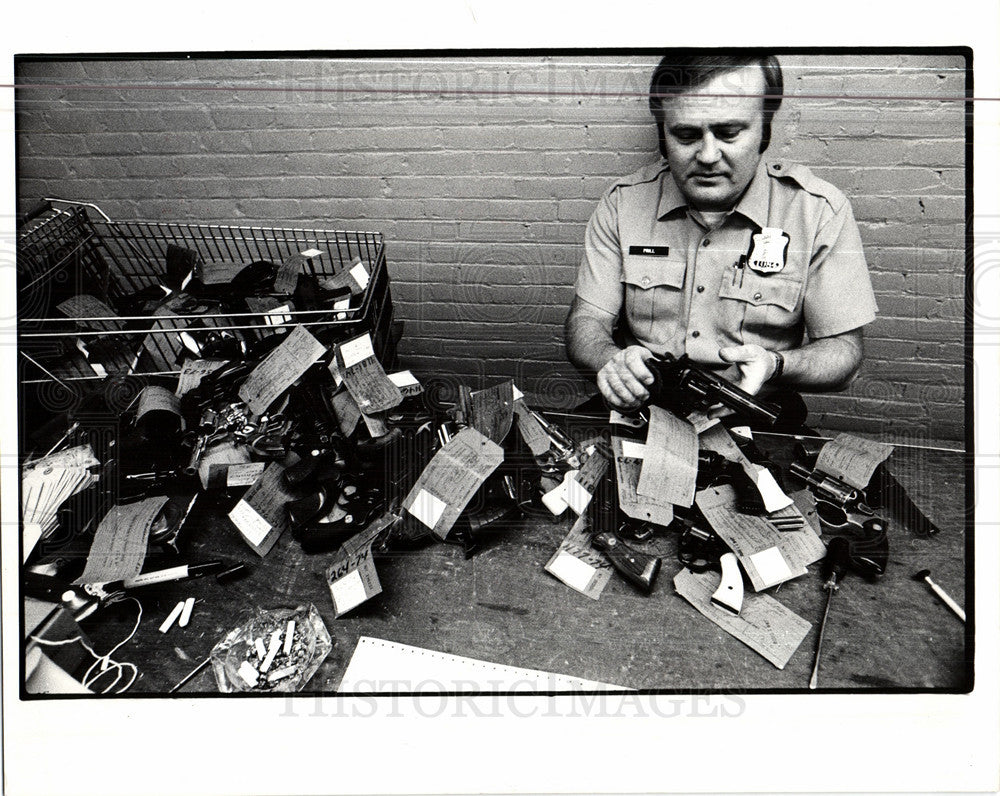 1975 Press Photo Police Property Room - Historic Images