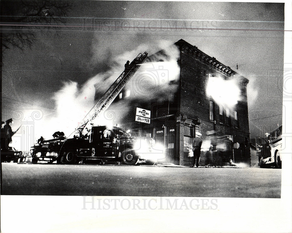 1975 Press Photo Police action shots Lincoln Hotel - Historic Images