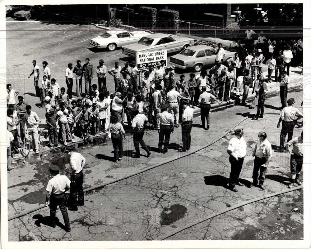 Press Photo Detroit Police Action Shot Crowd - Historic Images