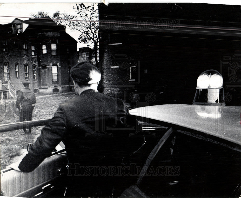 1982 Press Photo Police Action Shots - Historic Images