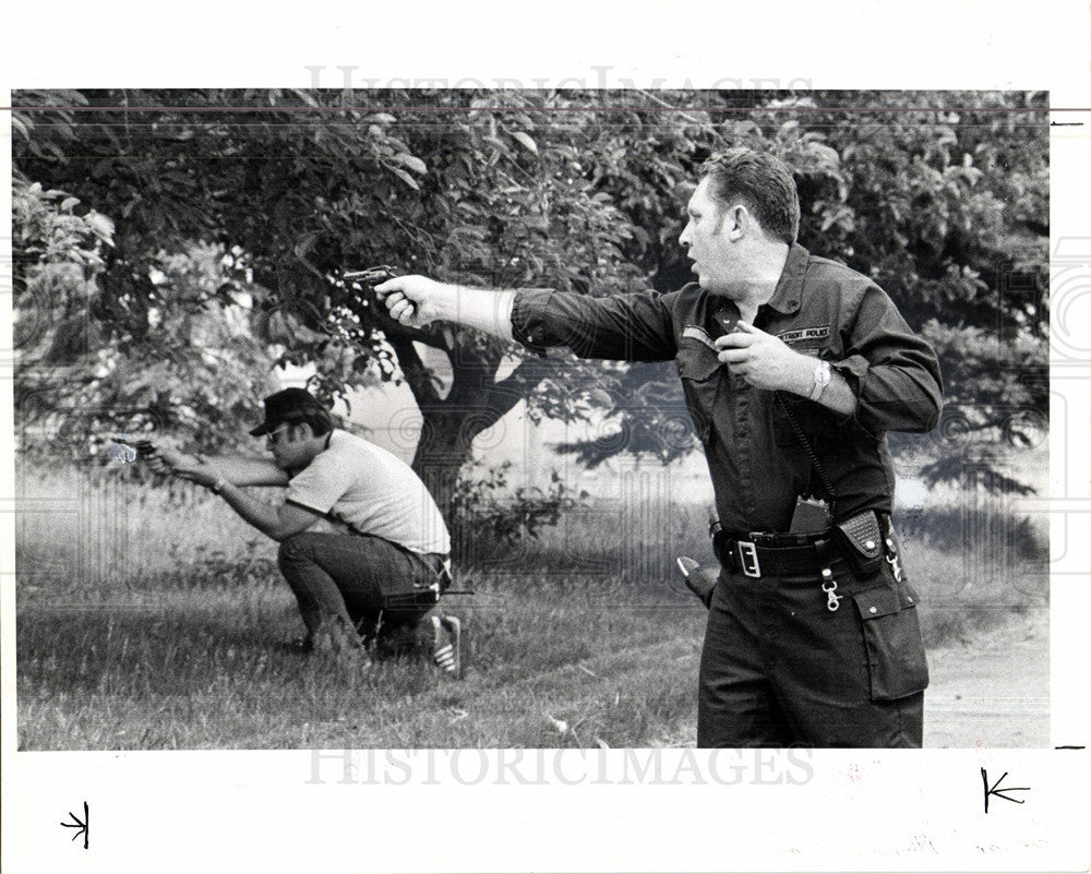 1979 Press Photo Officer Mitchell McVay fire robber - Historic Images