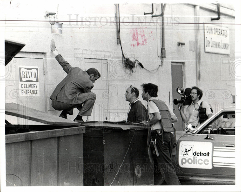 1976 Press Photo Tom cops back store - Historic Images