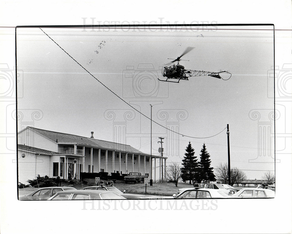 1978 Press Photo Police Stone Action - Historic Images