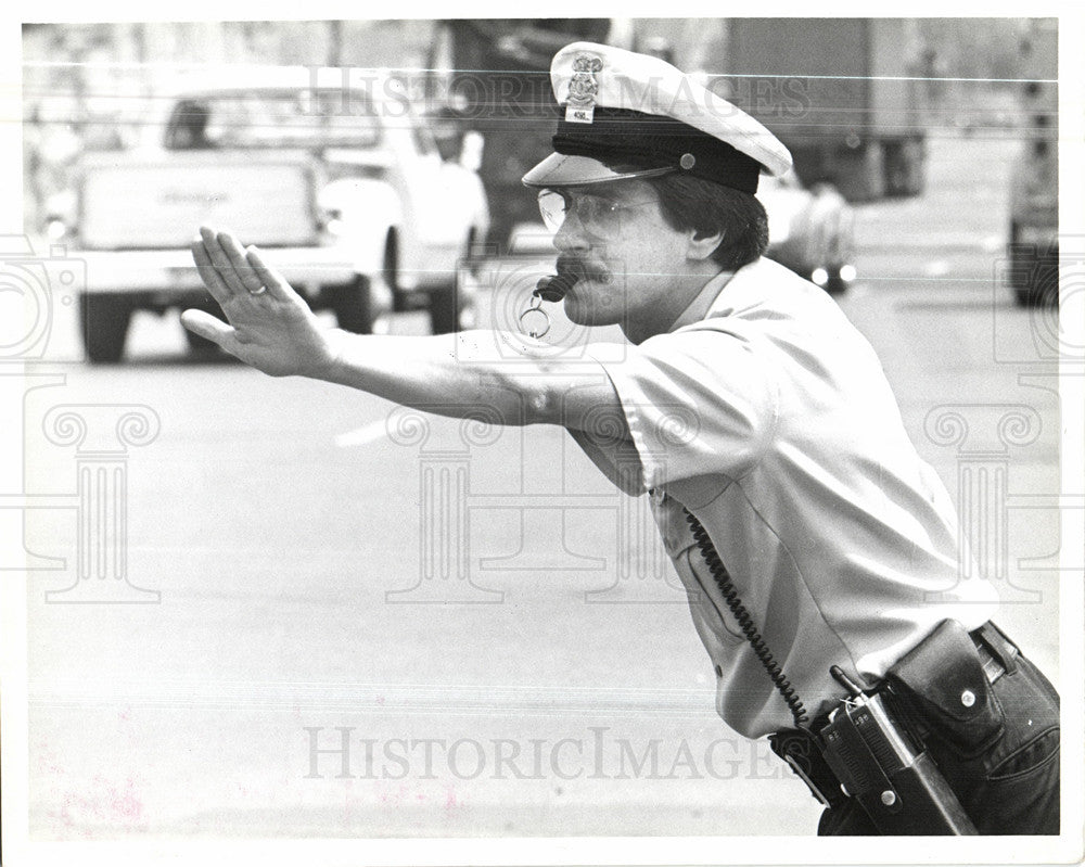 1978 Press Photo Police Stone Action - Historic Images