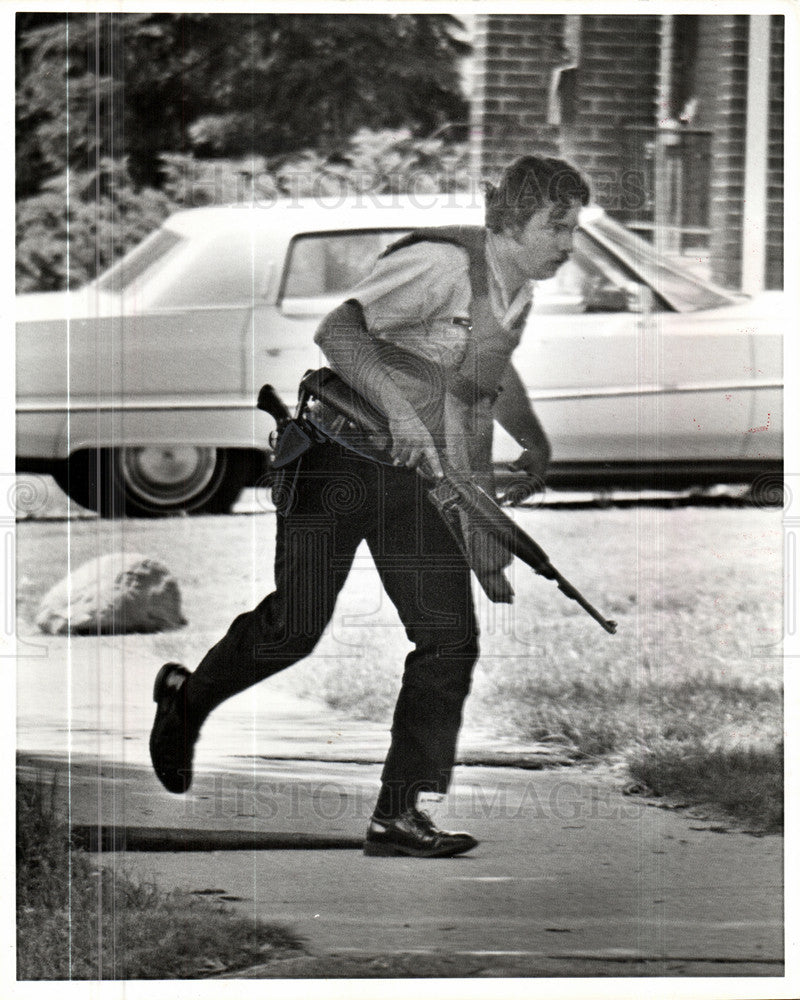 1977 Press Photo police action shot law gun - Historic Images