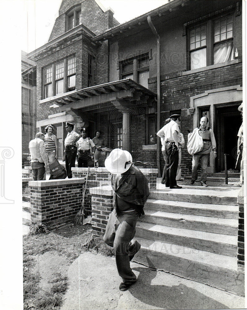 1979 Press Photo house, police, men, crime scene - Historic Images