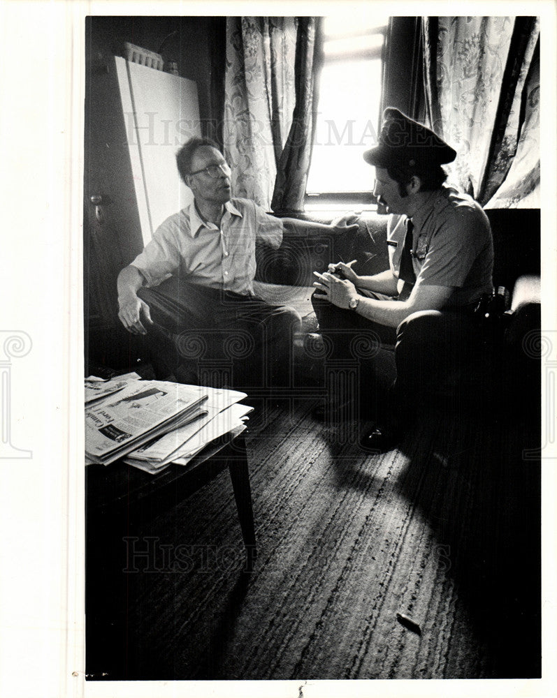 1975 Press Photo Police Questioning Witness - Historic Images