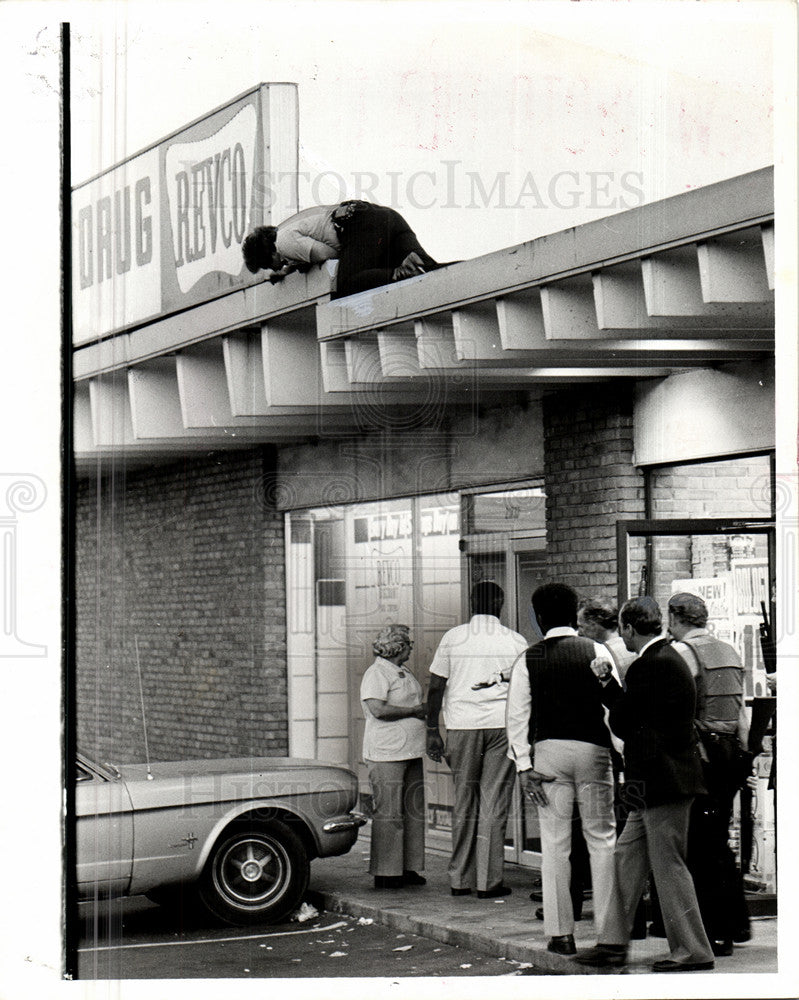 1976 Press Photo Police Action - Historic Images