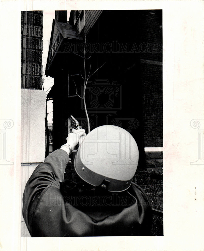 1975 Press Photo Police Action Shot - Historic Images