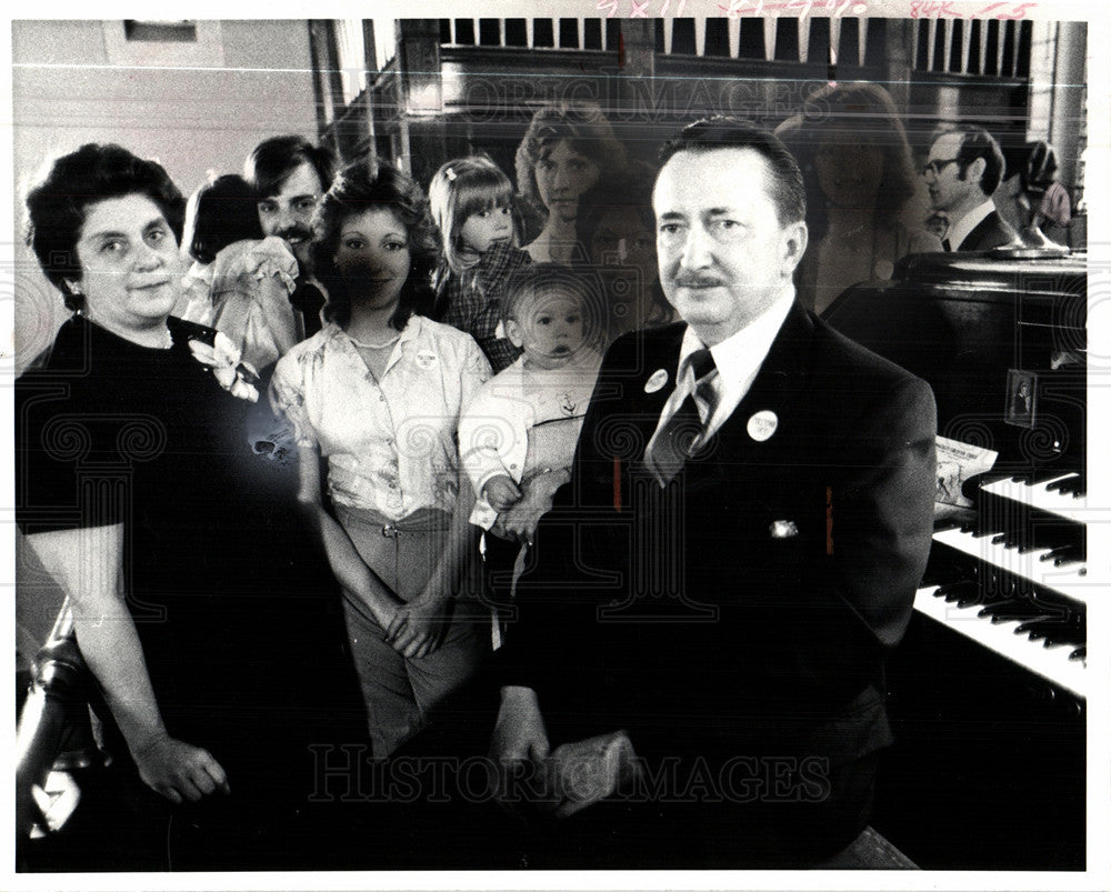 1981 Press Photo Barney Topolewski family organist - Historic Images