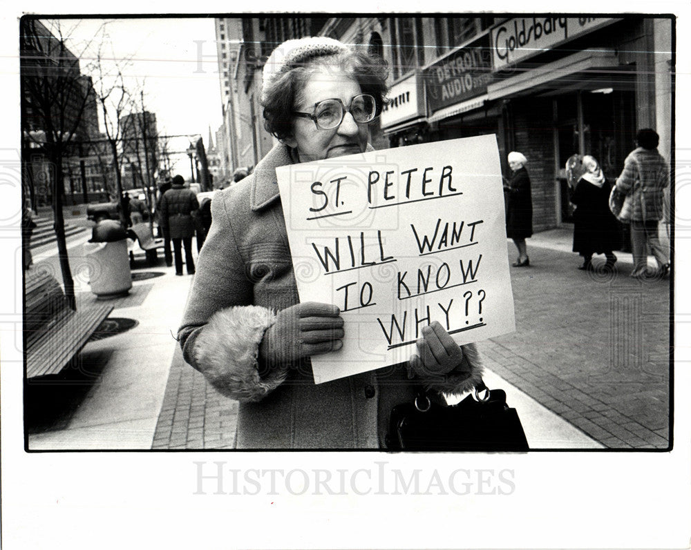 1981 Press Photo Barbara Sokol protest archdiocese - Historic Images