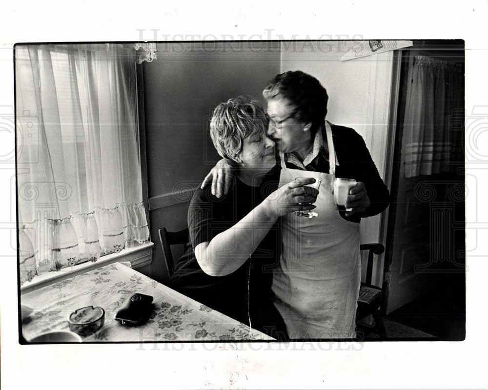 1981 Press Photo Stella Borowski last drink - Historic Images