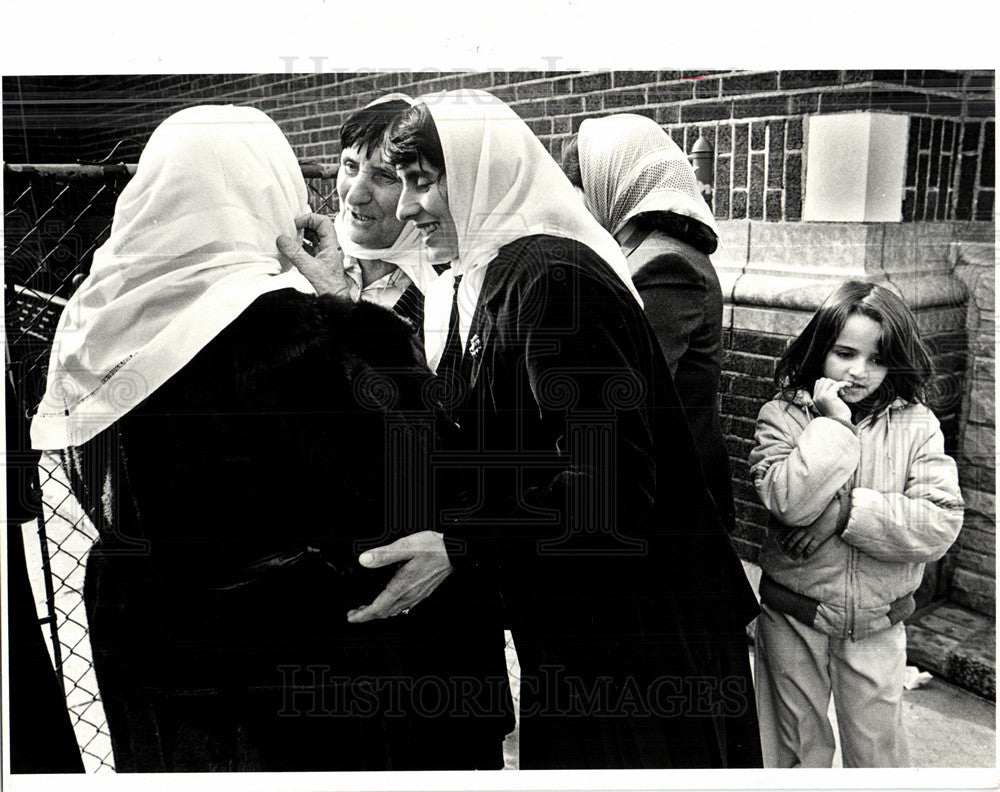 1981 Press Photo after-church conversations Sunday - Historic Images