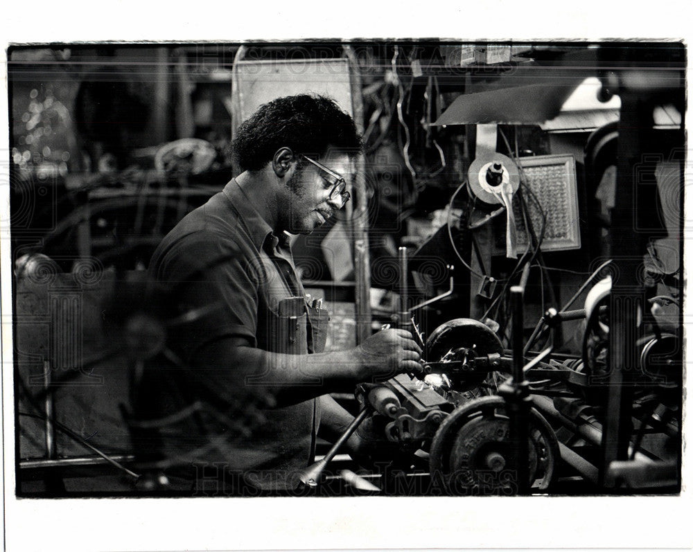 1981 Press Photo Willie Feagan mower repair shop I-94 - Historic Images