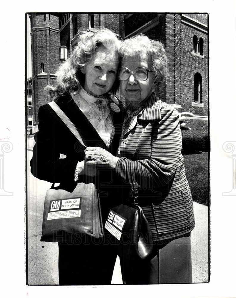 1982 Press Photo Sandy Poshaldo Desctruction stickers - Historic Images