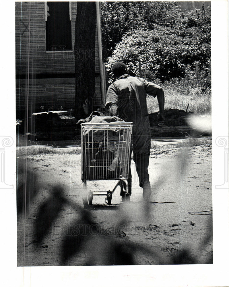 1981 Press Photo man, alley, shopping cart - Historic Images