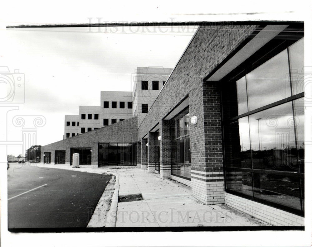 1990 Press Photo Pointe Plaza Shopping Centre - Historic Images