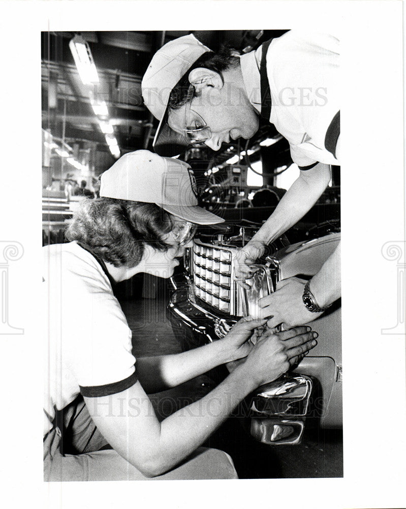 Press Photo Plymouth Trouble Shooting Contest - Historic Images