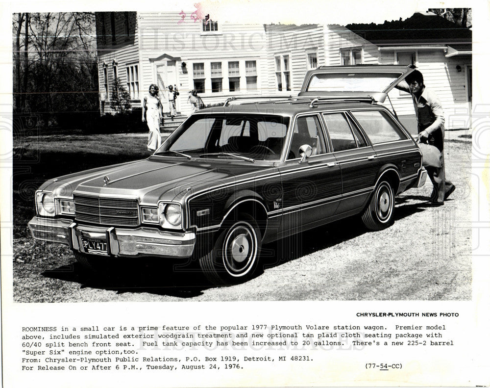 Press Photo Plymouth Volare 1977 station wagon - Historic Images