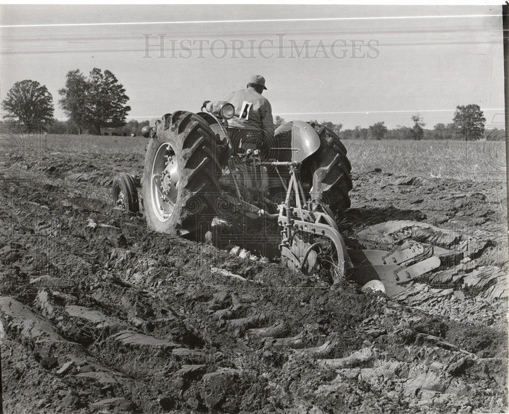 1961 Press Photo Plowing - Historic Images