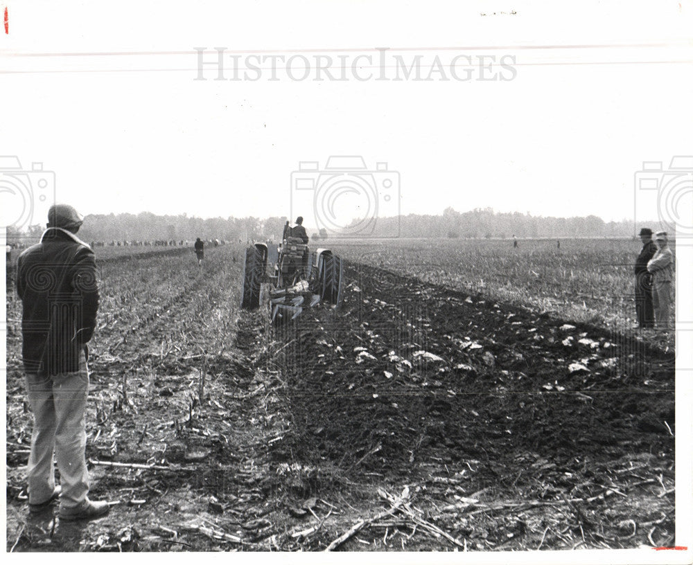 1962 Press Photo Plowmen , Thumb Contest - Historic Images