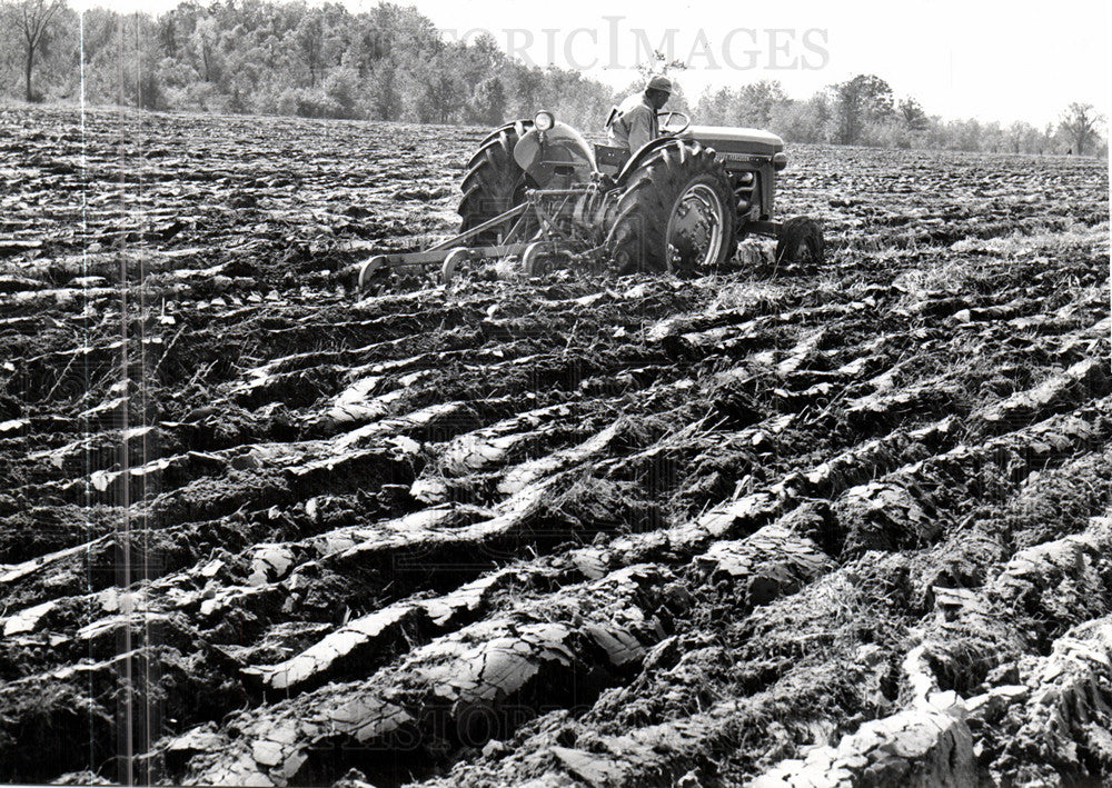 Press Photo Plowing - Historic Images