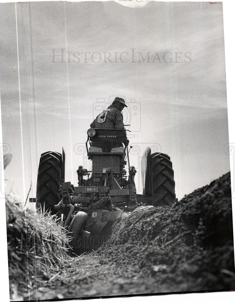 1958 Press Photo Port Huron Plowing Orval Lamb - Historic Images