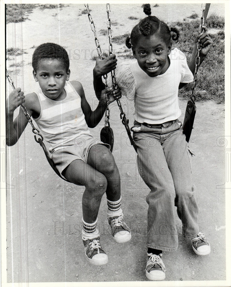 1979 Press Photo Tyrone Davis Jackie swingset kid play - Historic Images