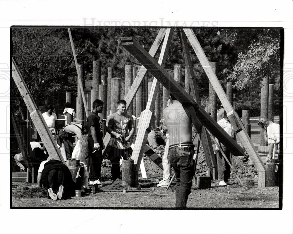 1991 Press Photo Grosse Pointe Park playscape volunteer - Historic Images