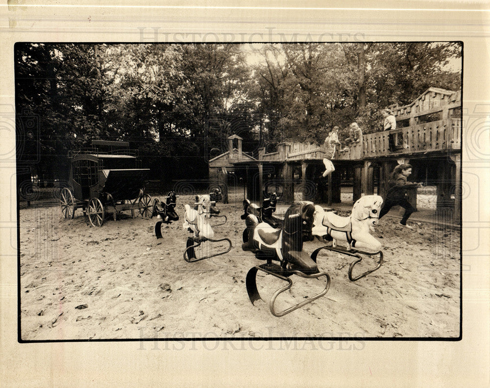 1988 Press Photo Frolf Frisbee Golf Stagecoach - Historic Images