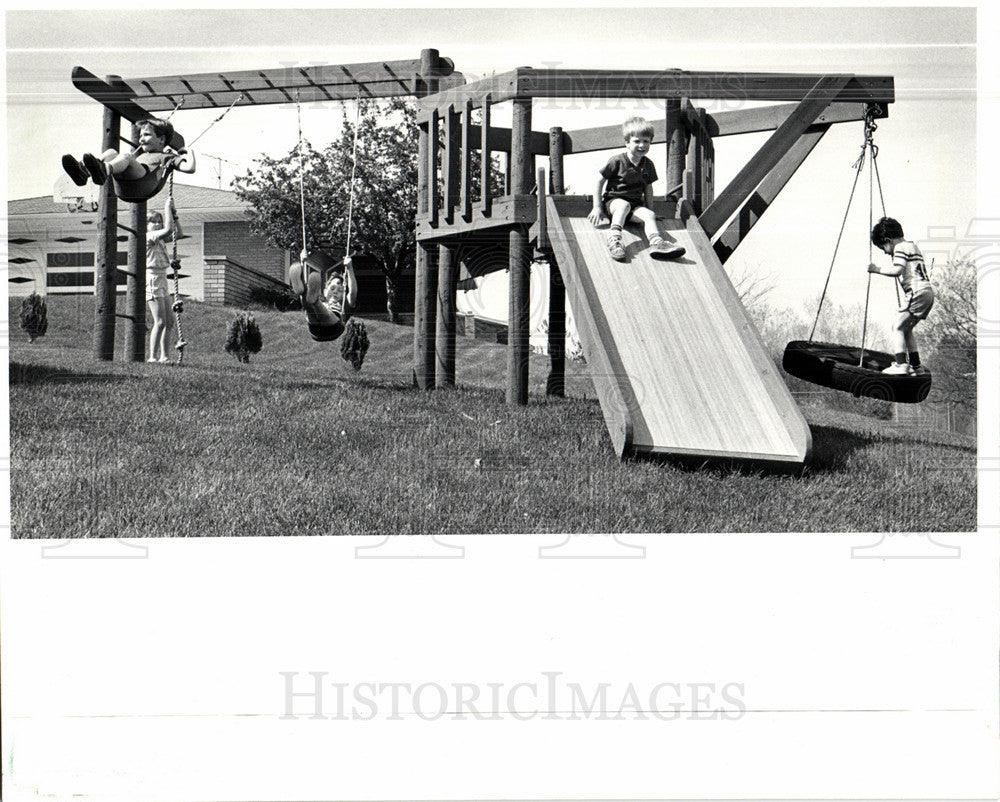 1983 Press Photo Frank Dorothy Baccari play structure - Historic Images