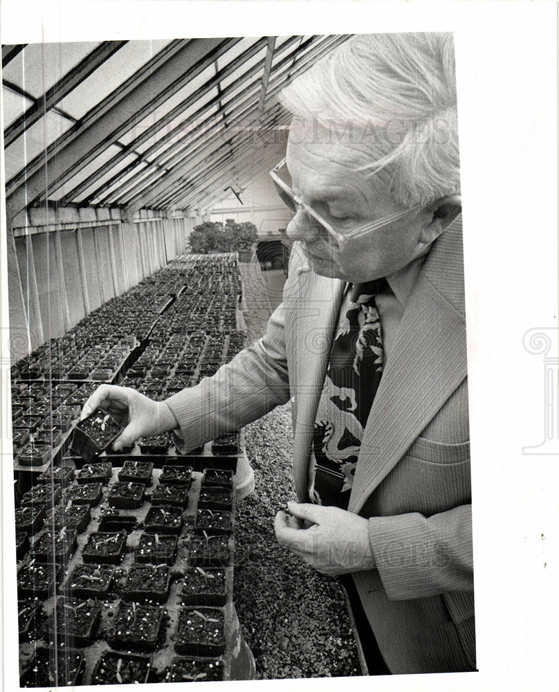 1976 Press Photo Warren Peterson Director Floriculture - Historic Images