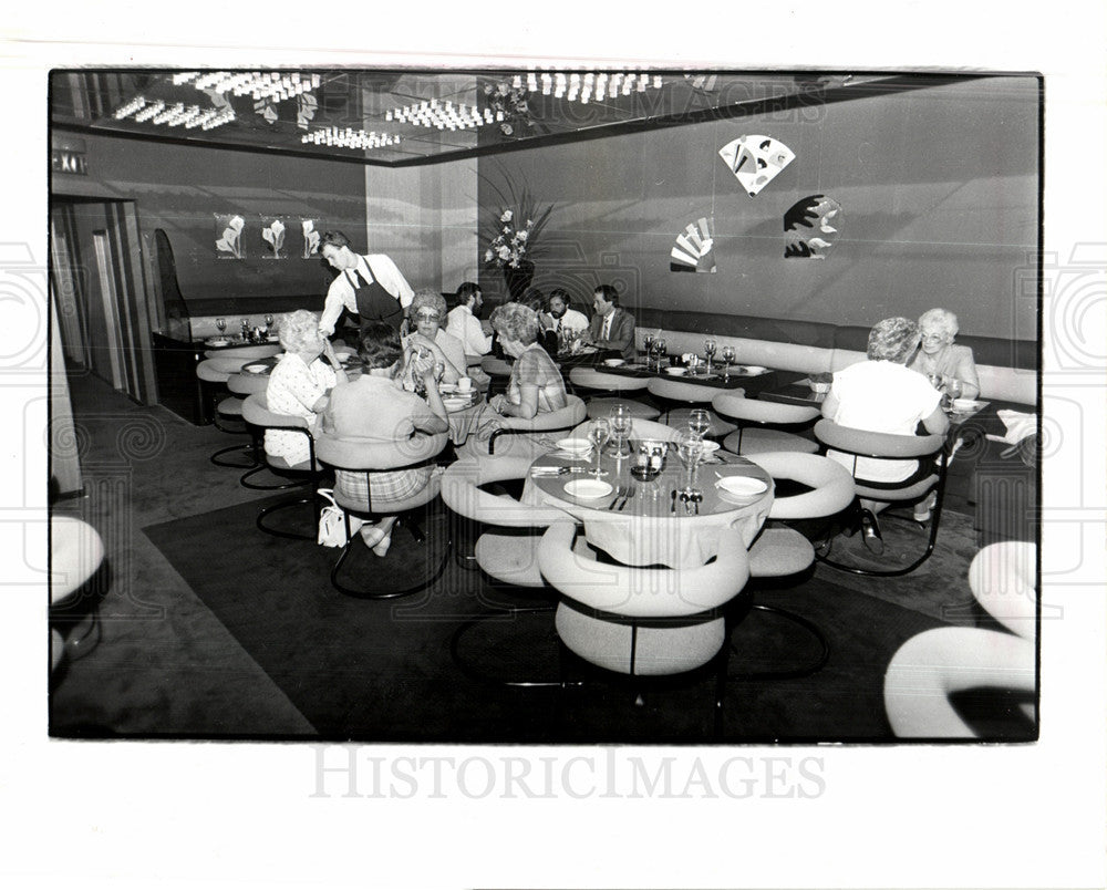 1984 Press Photo The Place  Royal Oak glass art dining - Historic Images