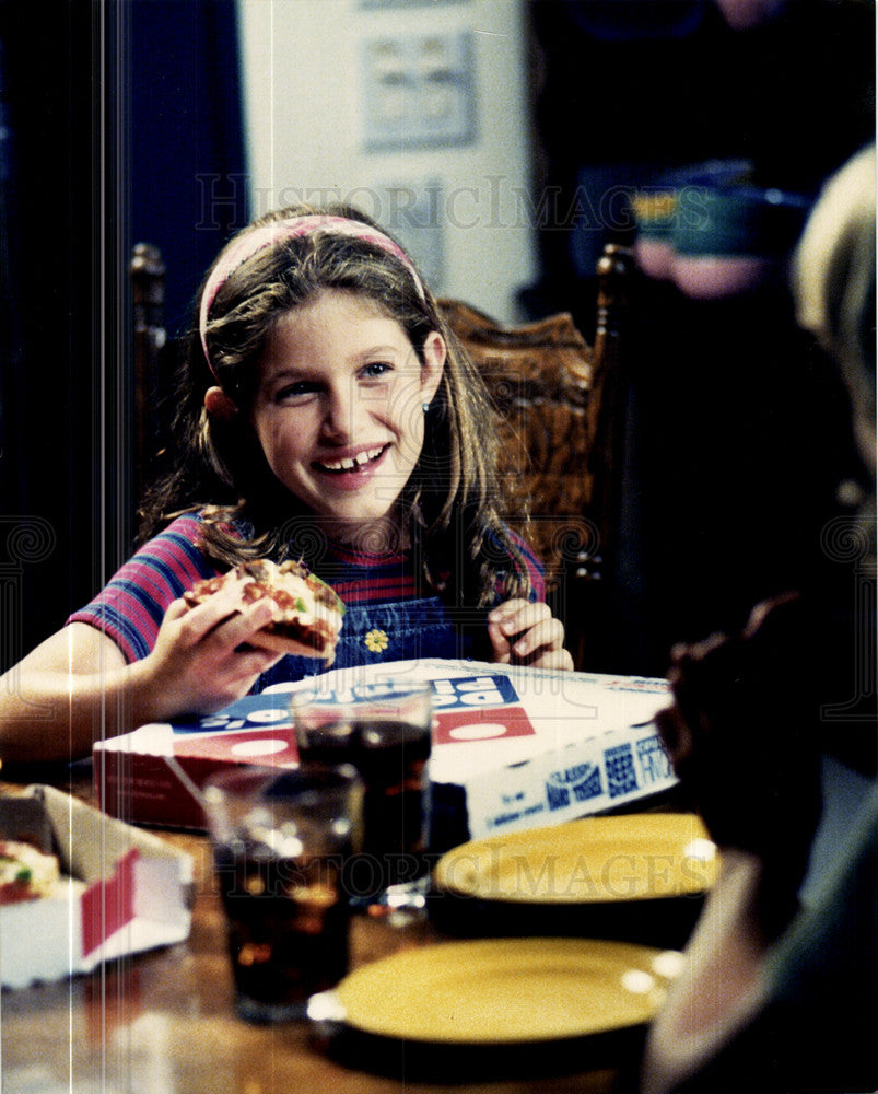 Press Photo Girl eating Domino&#39;s Pizza advert - Historic Images