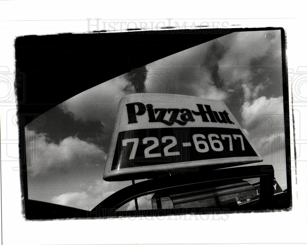 1991 Press Photo Pizza Hut Delivery - Historic Images