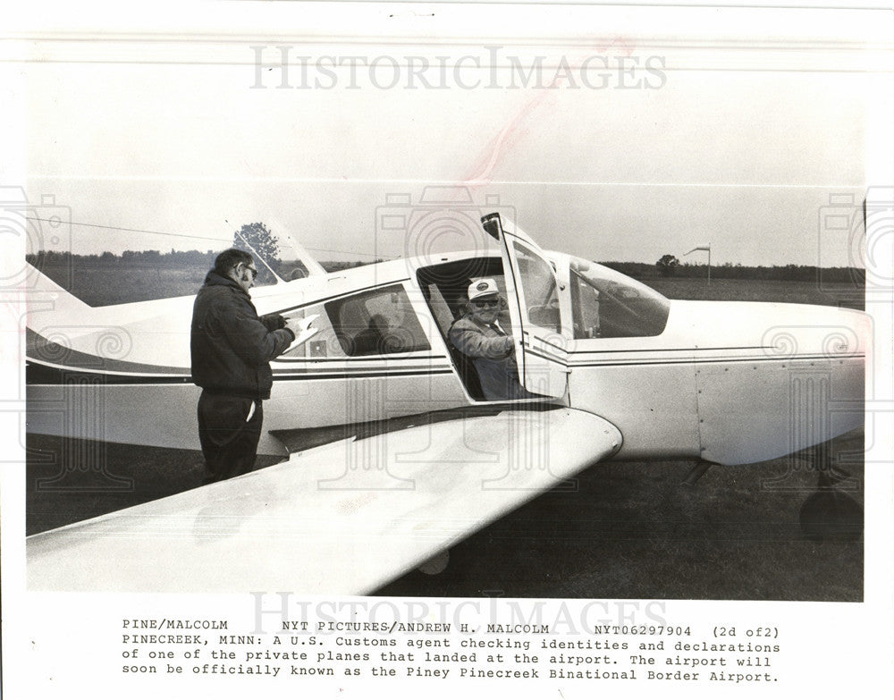 1979 Press Photo U.S Customs checks private planes - Historic Images