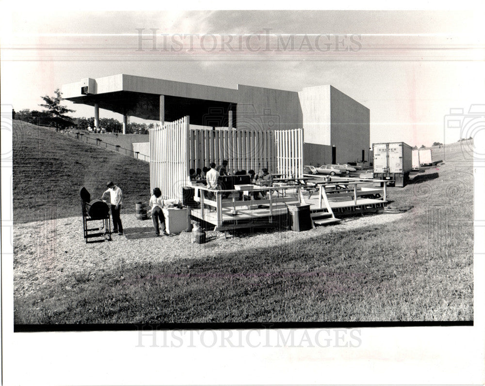 1983 Press Photo pine knob music theatre, barbeque - Historic Images