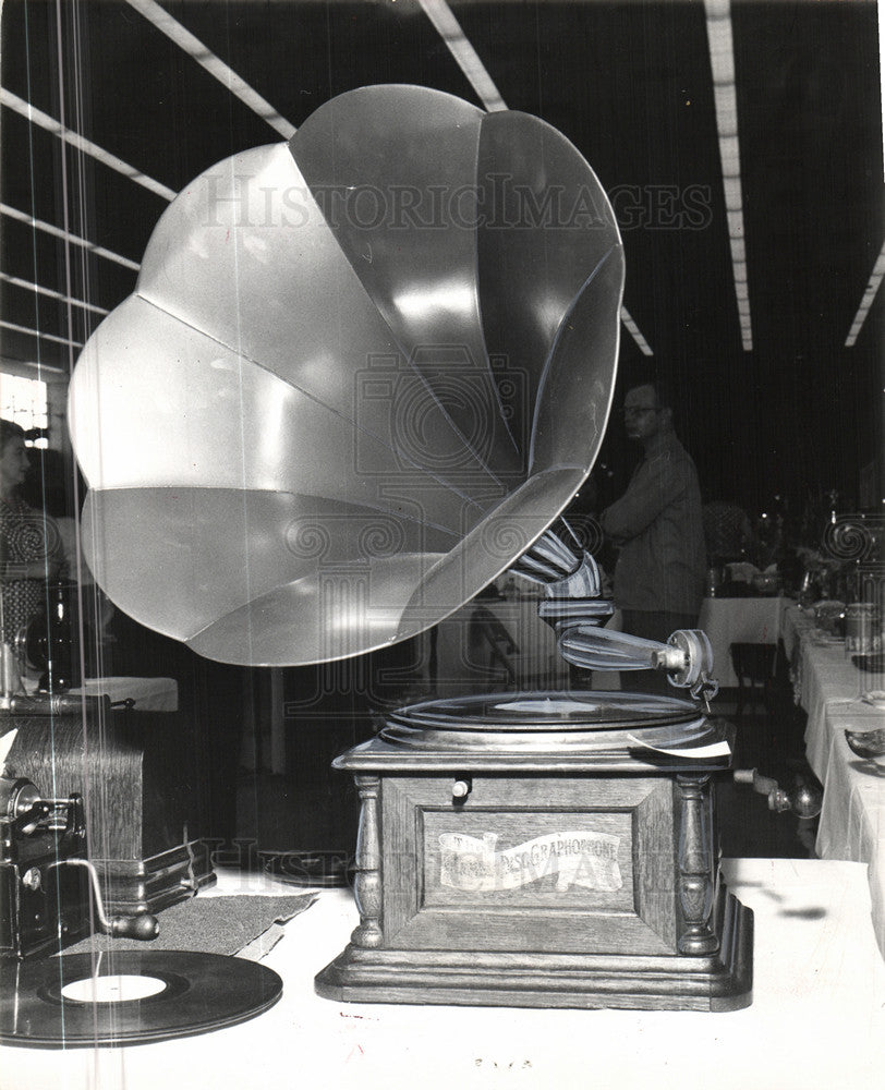 1966 Press Photo Phonograph sound record Music Player - Historic Images