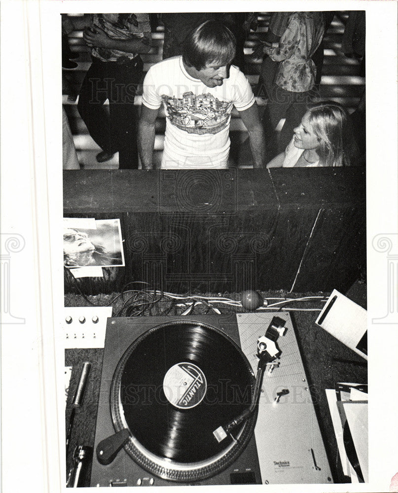 1976 Press Photo spiner concentration phonograph man - Historic Images
