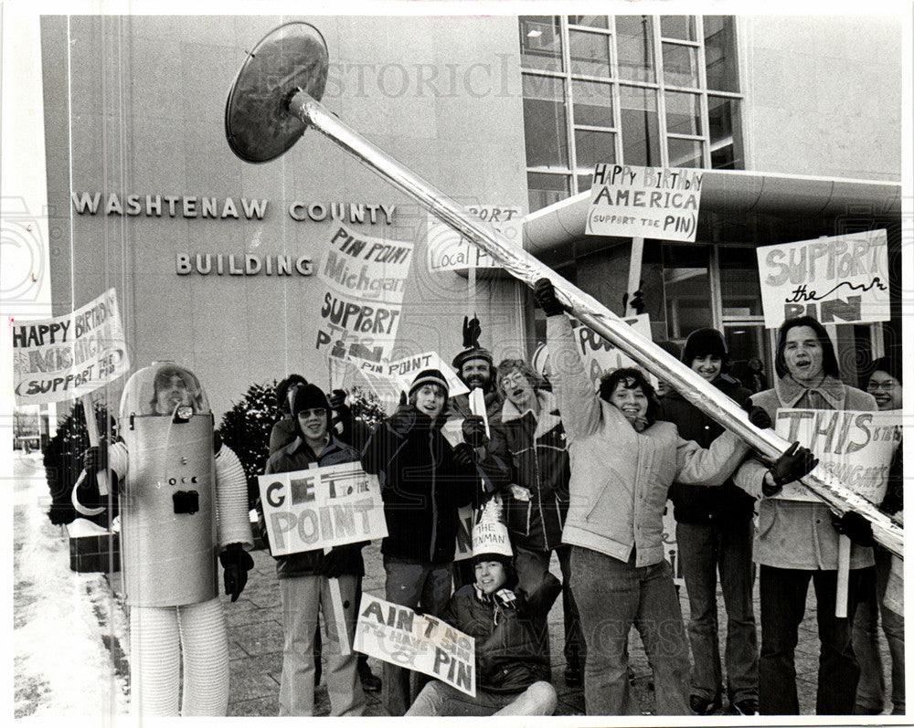 1976 Press Photo Huron High Protest Bicentennial Gift - Historic Images