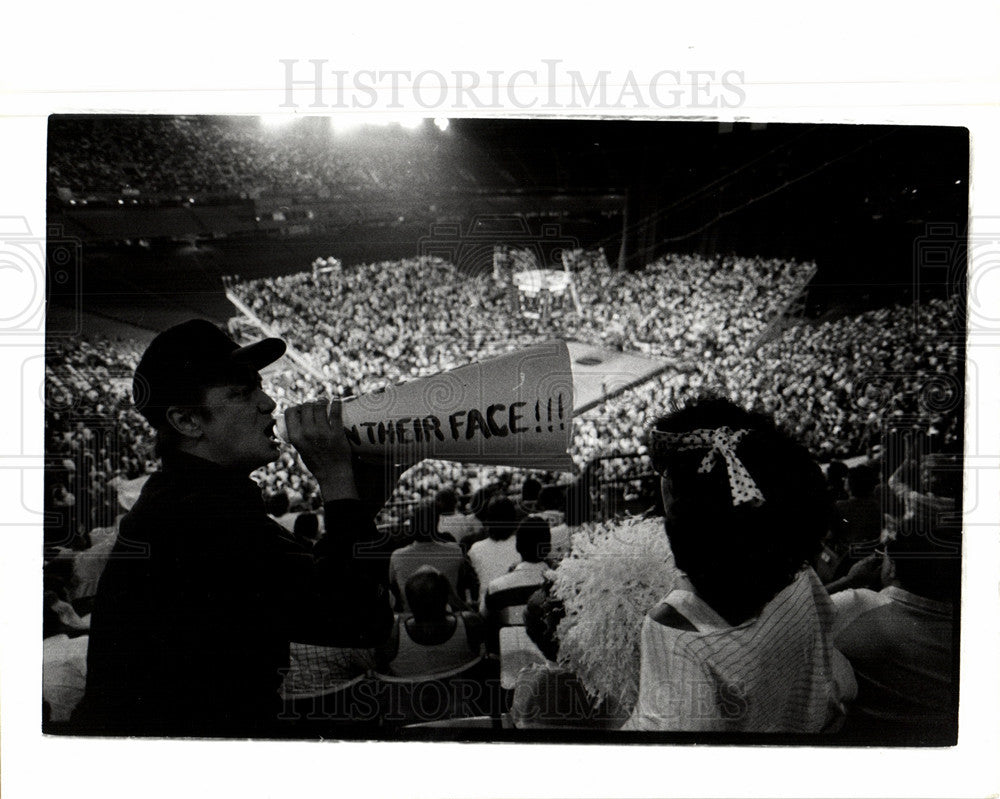 1988 Press Photo Russ Simpson megaphone Silverdome - Historic Images