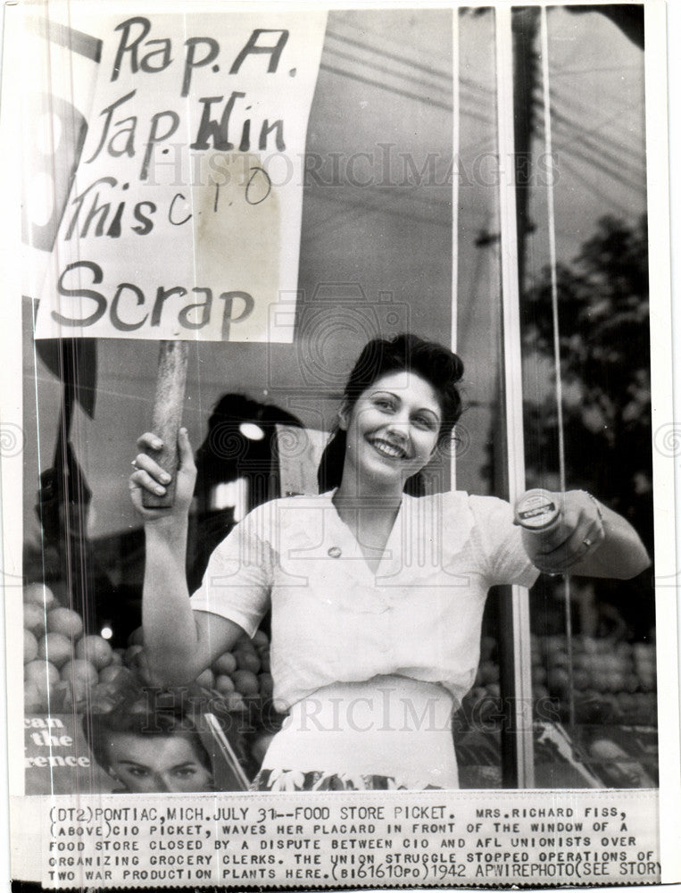1942 Press Photo CIO Union picketer with sign - Historic Images