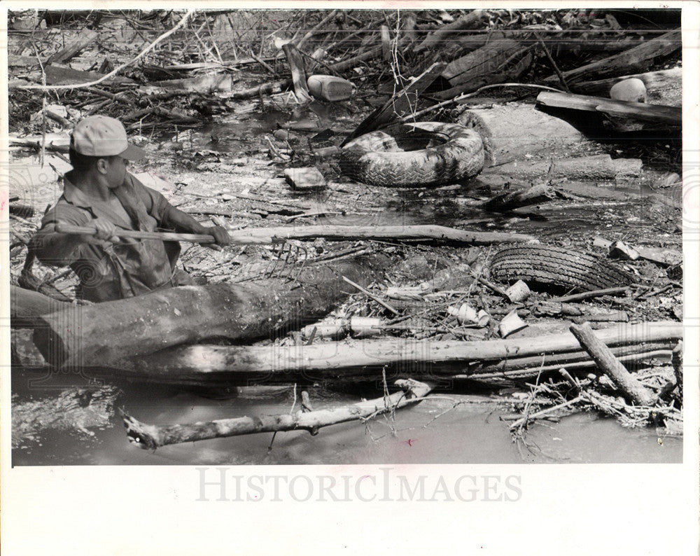 1976 Press Photo Pollution water Roger Hill log - Historic Images