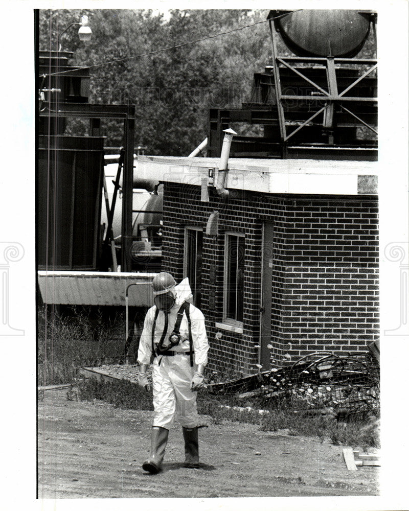 1985 Press Photo EPA cleanup worker in protective suit - Historic Images