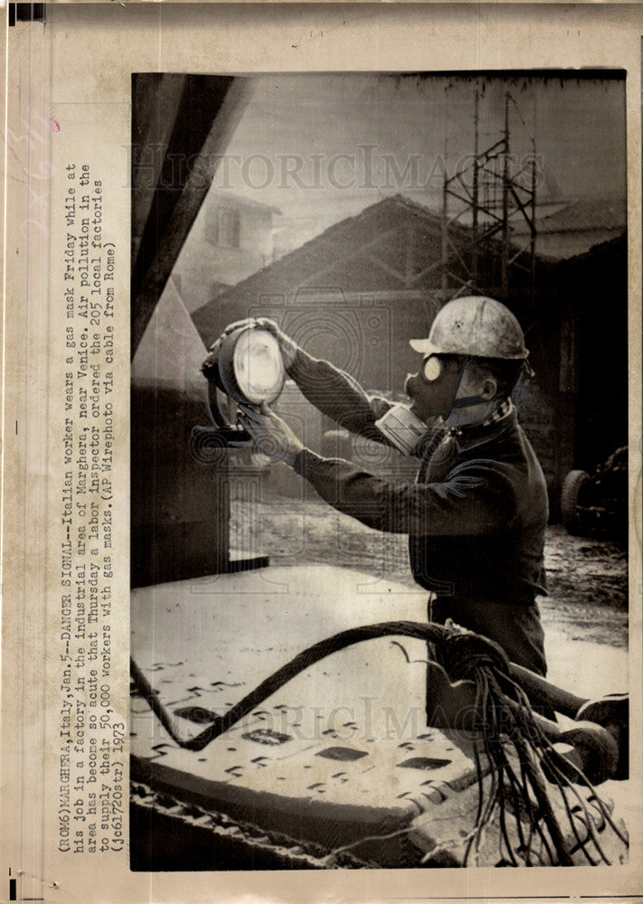 1973 Press Photo Italian worker mask Margera pollution - Historic Images