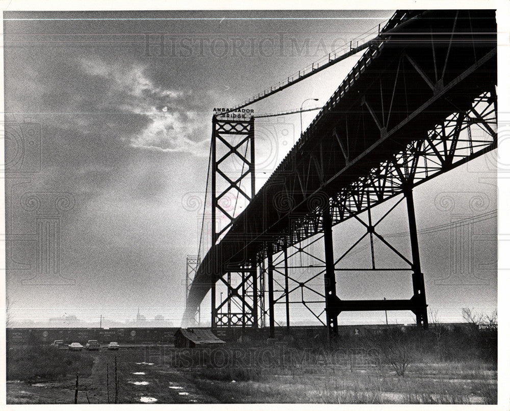 1970 Press Photo Ambassador Bridge Detroit Pollution - Historic Images