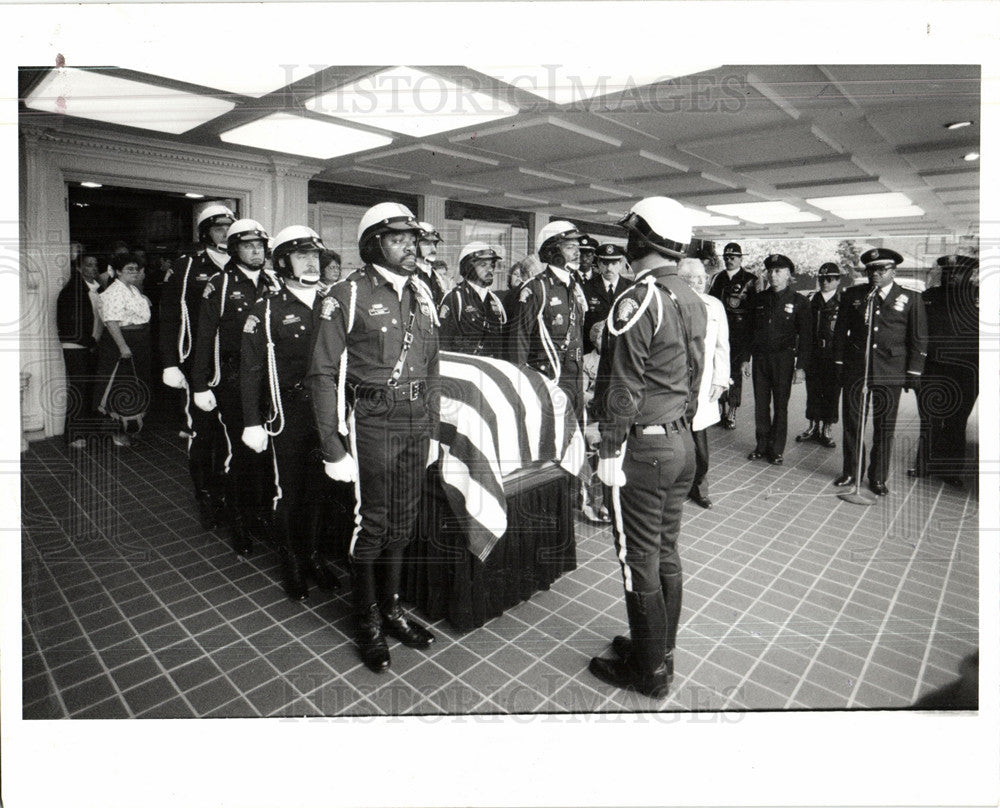 1988 Press Photo William Hart Police Escort Cheif Fire - Historic Images